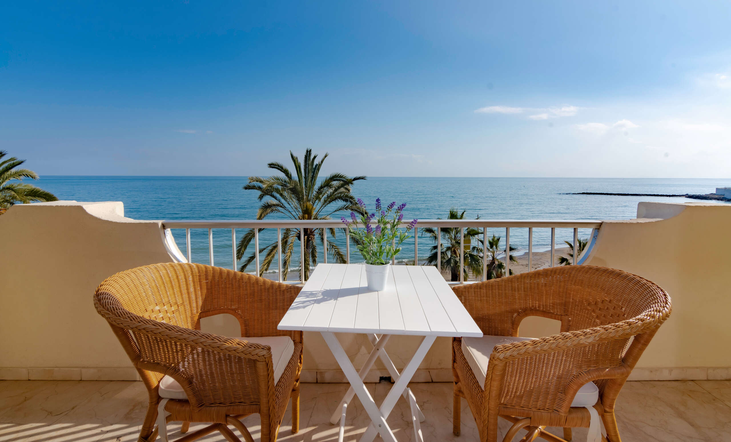 MARBELLA SEAFRONT 3 BEDROOM APARTMENT - Property Services Marbella